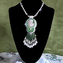 Pendentif S&eacute;duction Charme brod&eacute; avec un cabochon en r&eacute;sine d'une femme avec des roses, des Cristaux de Swarovski et des perles diverses